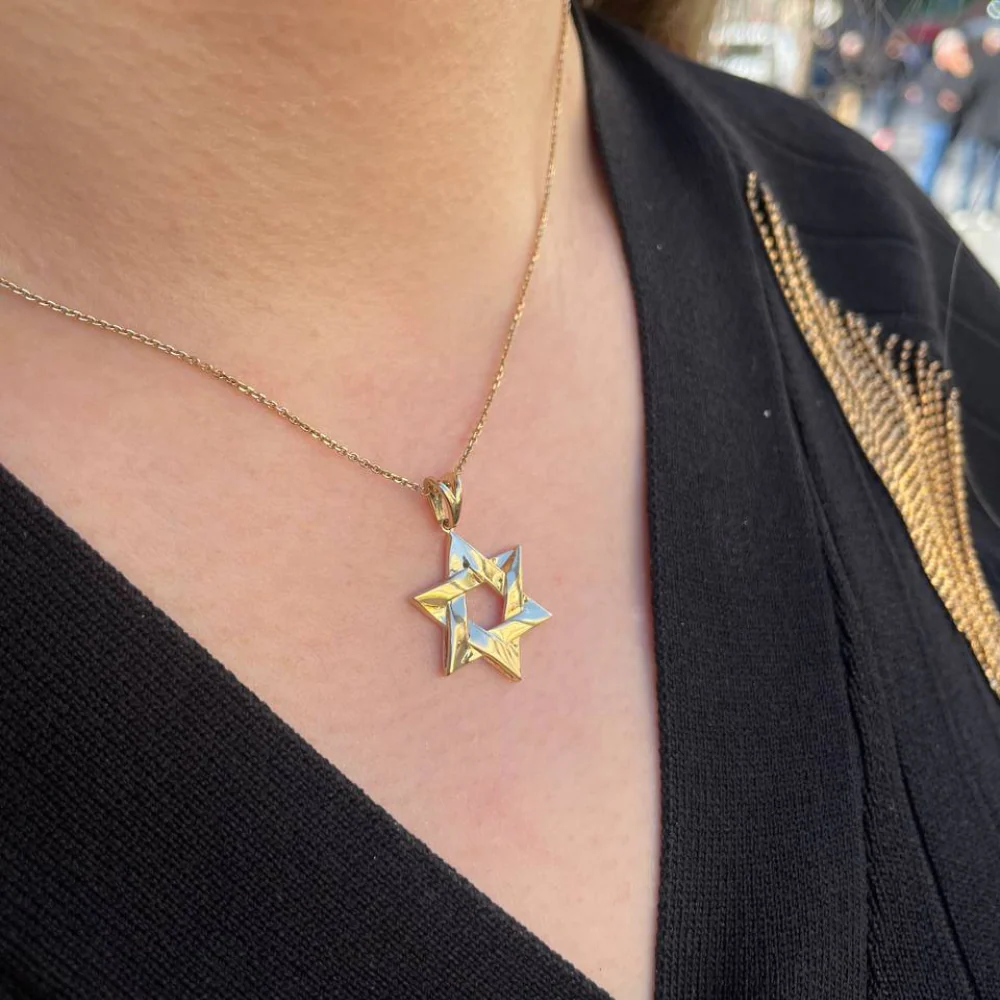 Star of David Pendant in 14K Gold Interwoven Wavy Style - 19mm - Image 3